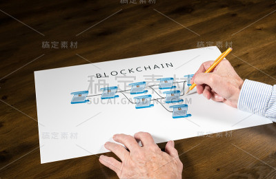 高级技师指着区块链插图