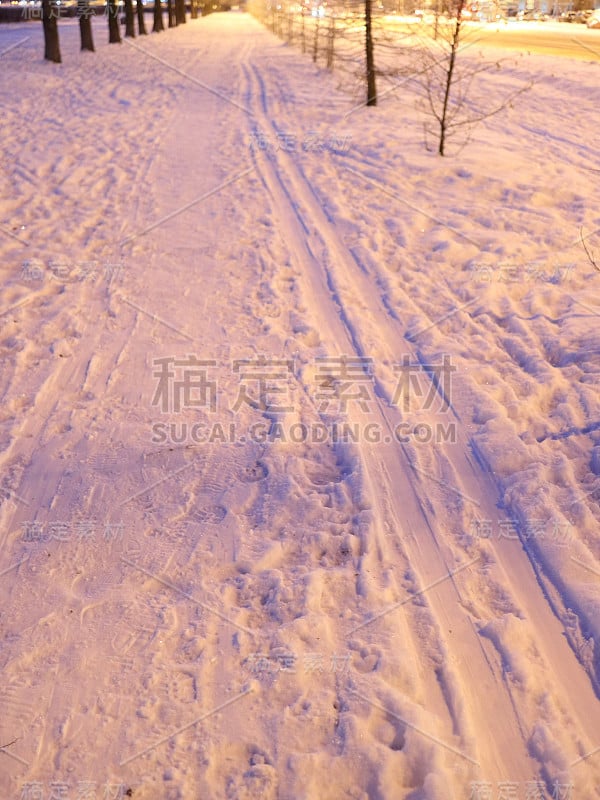 冬天有霜的晚上的滑雪道