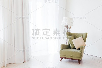 空荡荡的白色房间里的绿色复古椅子