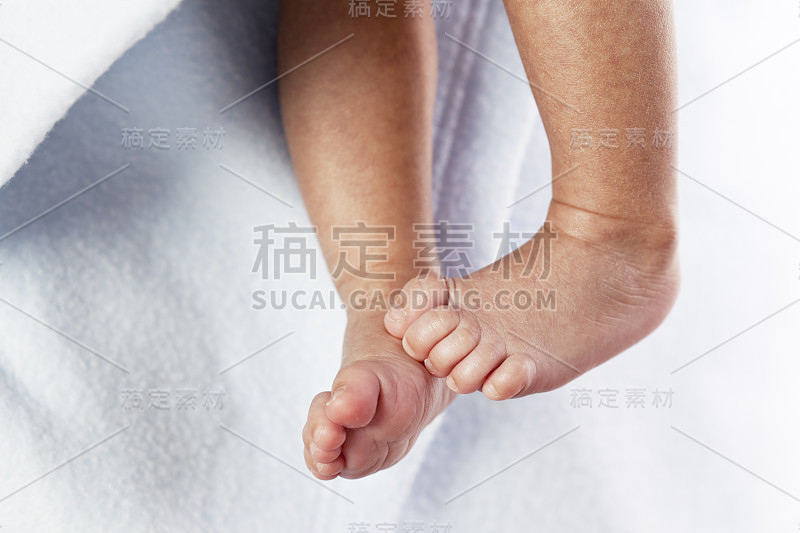 年轻的婴儿的腿