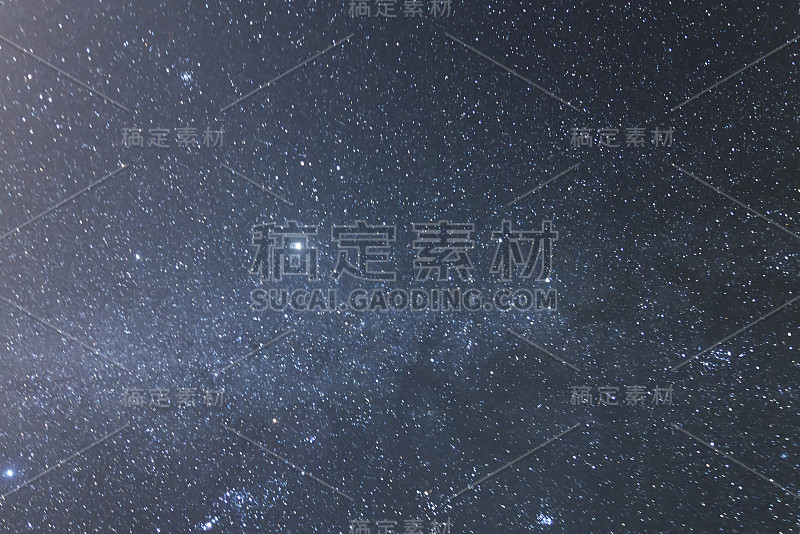 有星星和星云的夜空