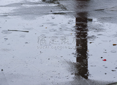 小雨打在人行道上