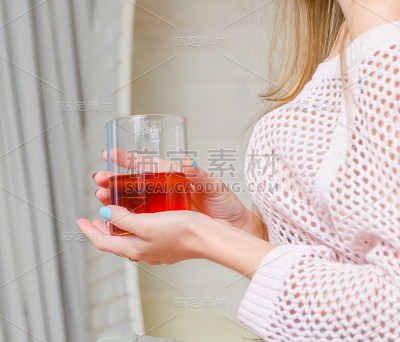 在一个迷人的女孩喝着茶的家庭气氛中