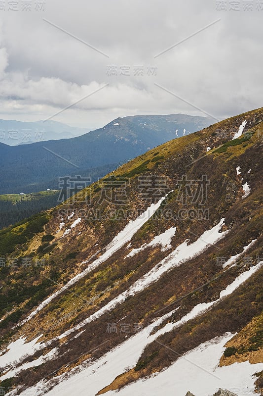 霍维拉山(Mount Hoverla)上的雪和森林点缀着Chornohora山山坡的美丽景色。它是乌