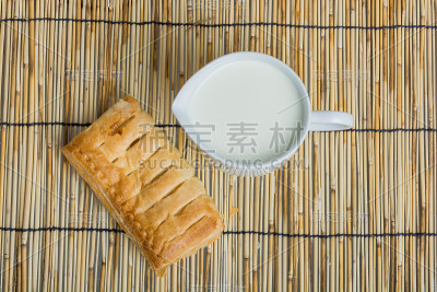 早餐时一大罐牛奶和面包
