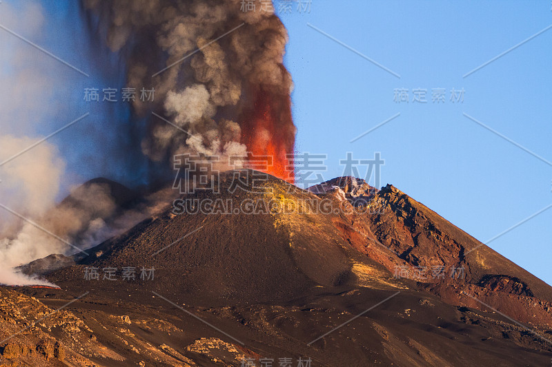 埃特纳火山在不断喷发中产生熔岩喷泉。