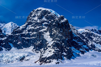 美国阿拉斯加州德纳里公园的一个崎岖的山峰。