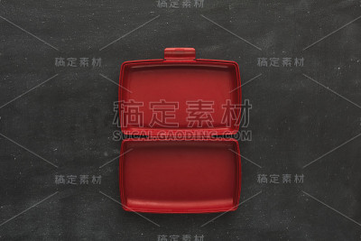黑色背景上的空塑料食品容器
