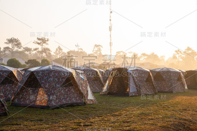 福克拉杜昂山上的旅游露营帐篷