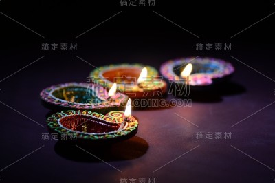 粘土灯盏在排灯节庆祝期间点燃。问候卡设计印度的光节日称为排灯节