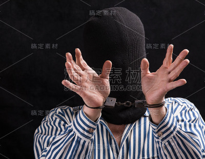手铐铐着的手，俘虏