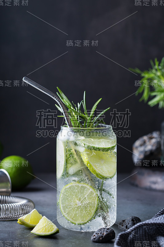 硬苏打水鸡尾酒与酸橙，迷迭香和调酒师配件