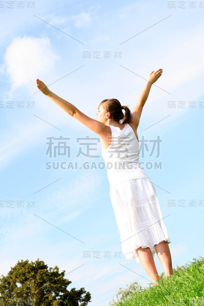 外面有个女人双手举着