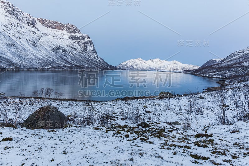 峡湾美景。挪威特罗姆瑟,。极夜。长快门速度