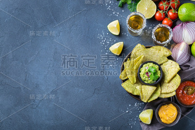 玉米玉米片，墨西哥玉米片，鳄梨酱，辣椒，奶酪莎莎，龙舌兰酒