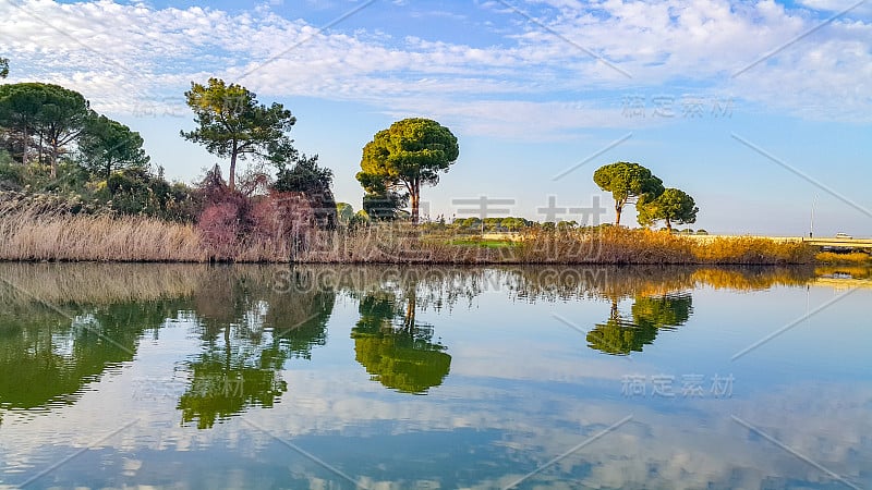 坎都，安塔利亚-土耳其。2017年12月14日。土耳其安塔利亚Belek Kundu水上的倒影。