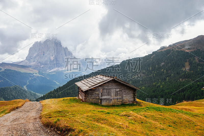 在Gardena山谷和Seceda峰的山地草地和房屋，背景Alpe di Siusi或Seiser 