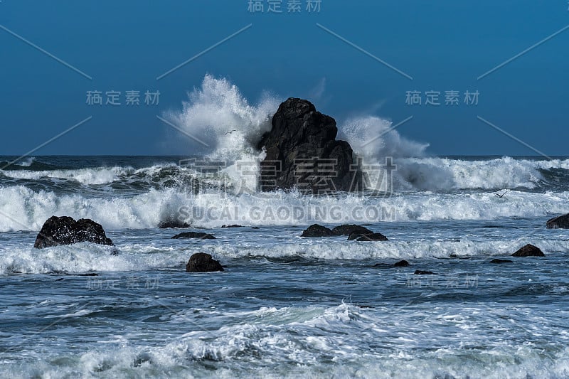 海浪拍打着海滩