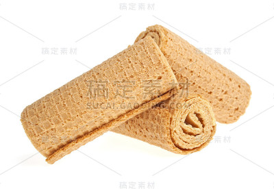 白色背景上的威化饼卷