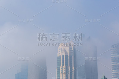 冬季的浓雾掩盖了多哈的高楼大厦