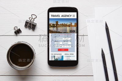旅行社概念在智能手机屏幕与办公物品