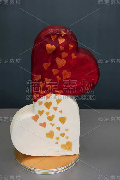 餐桌上的婚礼蛋糕