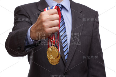 一个穿着西装拿着金牌的男人