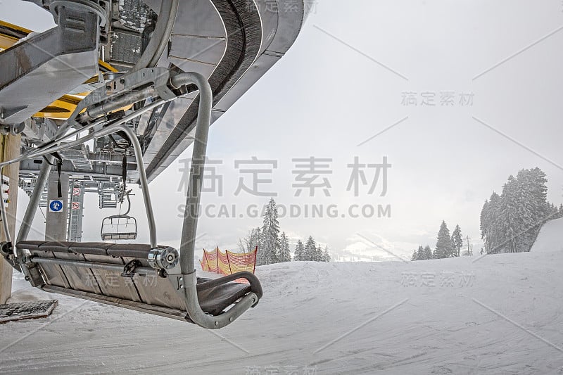 登山胜地滑雪场上的滑雪缆车