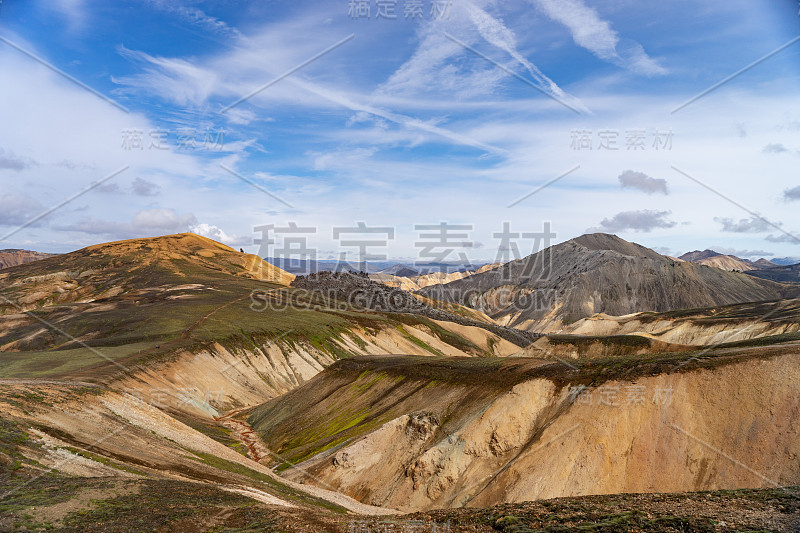 Landmannalaugar山谷。冰岛。拉格维格徒步小径上的五彩山。由多种颜色的岩石、矿物质、青草