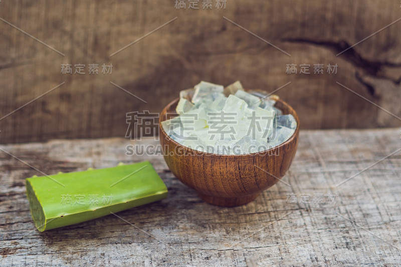 芦荟和芦荟方块放在一个木碗里。芦荟凝胶几乎用于食品、医药和美容行业