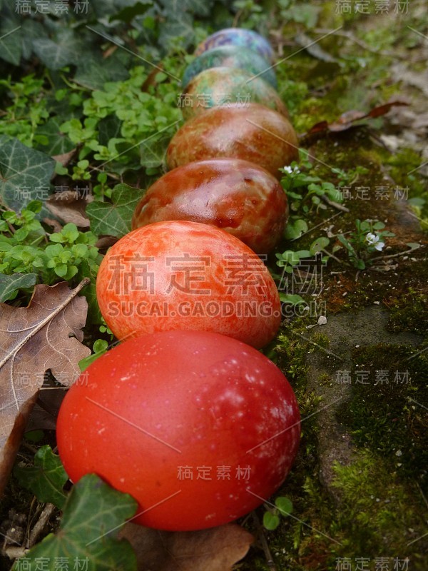 一排五颜六色的复活节彩蛋