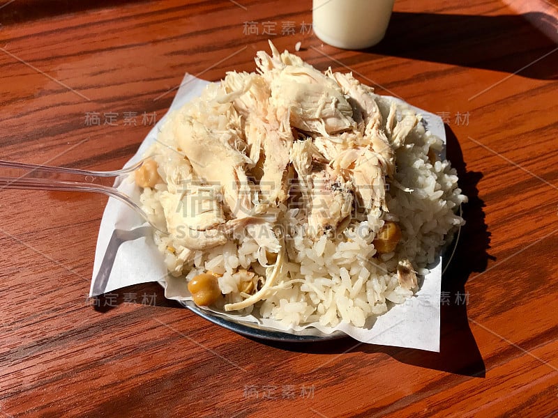 土耳其街头食物鸡肉和米饭酪乳Ayran / Tavuk Pilav或Pilaf。