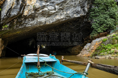越南松岗河上的一艘船