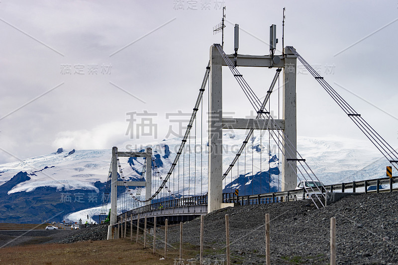 美丽寒冷的风景Jokulsarlon冰川泻湖，冰岛，在夏天，以桥为背景