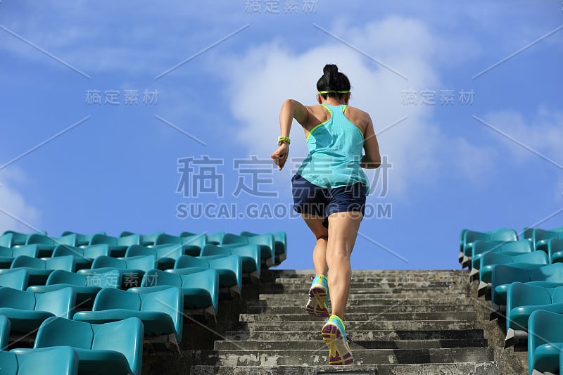 跑步运动员在楼梯上跑步。