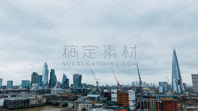 伦敦冬季阴天全景天际线与摩天大楼和建筑起重机。无聊的阴天