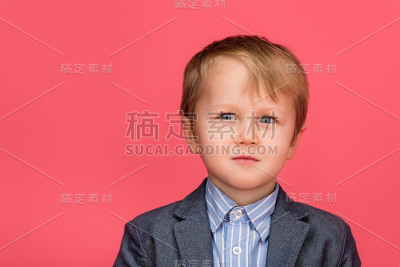可爱的小男孩的肖像孤立在粉红色