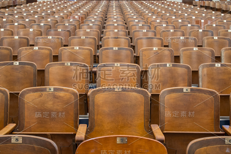 古董木杆礼堂座位直上