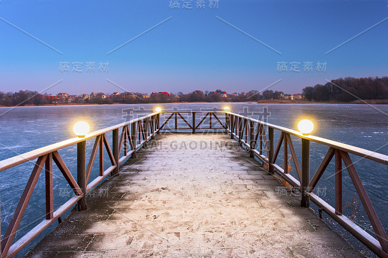冬天的早晨在湖上