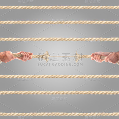 在灰色的背景上，人们拉着绳子的手。
