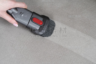 女性用手清除沙发上的灰尘。沙发化学清洗。软垫家具清洁。家具深层清洗过程。干洗。之前和之后。清洗的概念