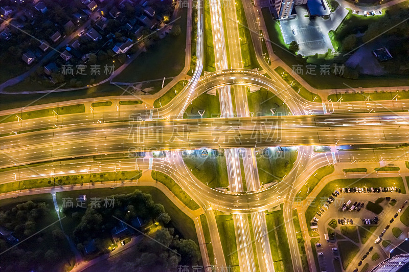 夜间城市的道路交通。公路交汇处鸟瞰图。长时间曝光