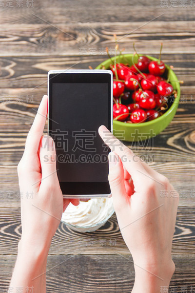 用智能手机拍照樱桃果酱