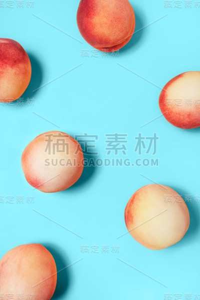 绿松石背景上的几个桃子。