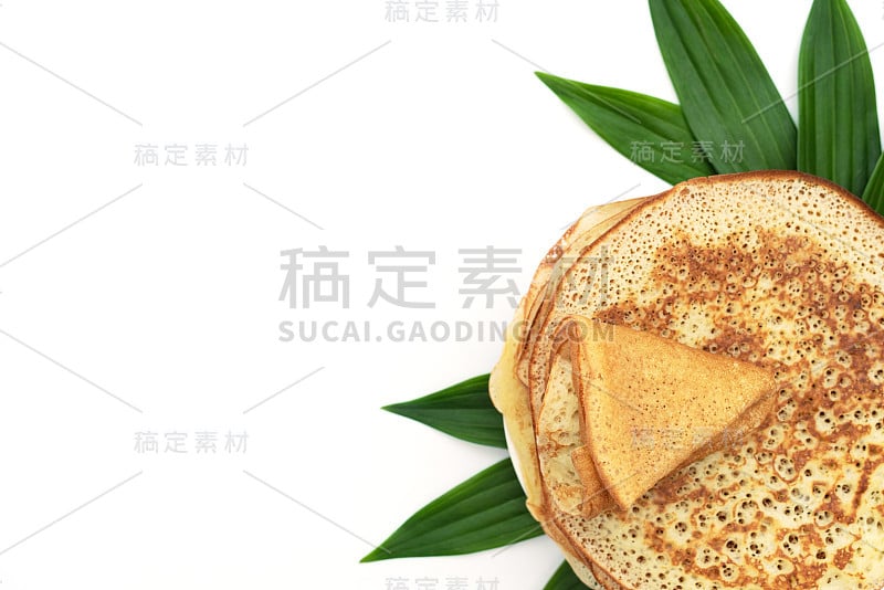 白底绿叶自制煎饼。Maslenitsa，春节的概念。俄罗斯的传统食品。煎饼。美味的早餐。平铺风格与复