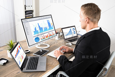 在办公室分析图表的商人