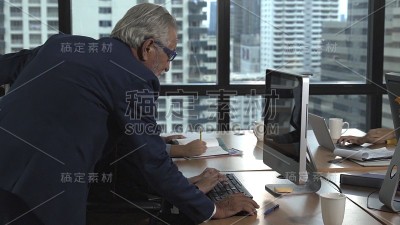 高级经理给年轻女工提供建议。