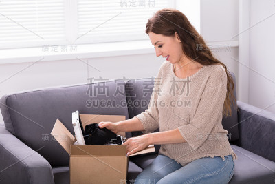 女人正在拆包裹