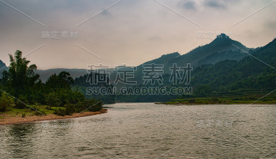 中国桂林漓江沿岸的广阔景观。