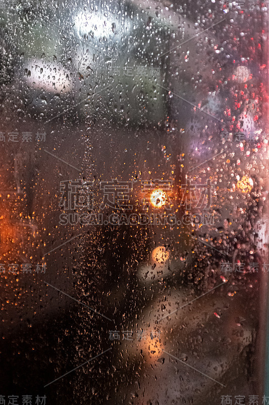 雨点打在窗户上